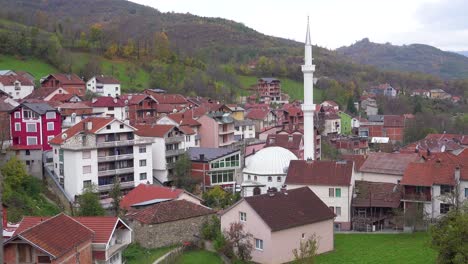 Aufnahme-Eines-Kleinen-Dorfes-Im-Kosovo-Mit-Moschee-3