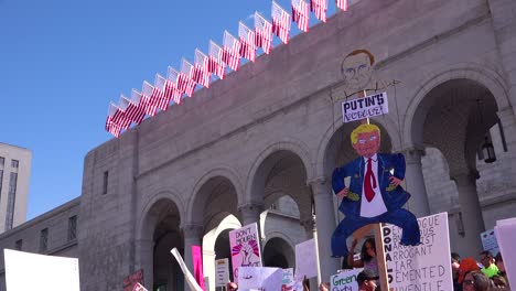Ein-Riesiger-Protest-Gegen-Die-Präsidentschaft-Von-Donald-Trump-In-Der-Innenstadt-Von-Los-Angeles-Identifiziert-Den-Präsidenten-Als-Marionette-Putins