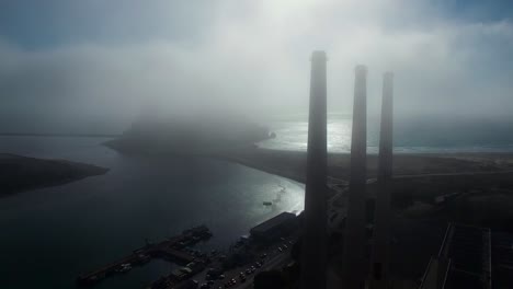 Erstaunliche-Antenne-über-Großen-Kraftwerksschloten-Im-Nebel-In-Der-Nähe-Von-Morro-Bay,-Kalifornien-2