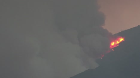 Waldbrände-Brennen-2017-Auf-Trockenen-Hängen-In-Kalifornien-1