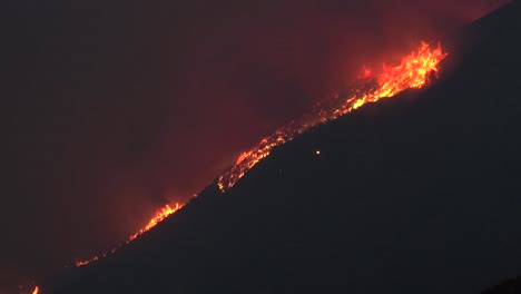 Waldbrände-Brennen-In-Der-Nacht-Auf-Trockenen-Hängen-In-Kalifornien-Im-Jahr-2017-1