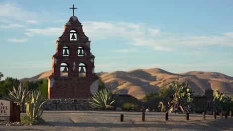 Hermosa-Y-Antigua-Arquitectura-De-La-Misión-De-California-En-La-Misión-San-Miguel-Al-Atardecer