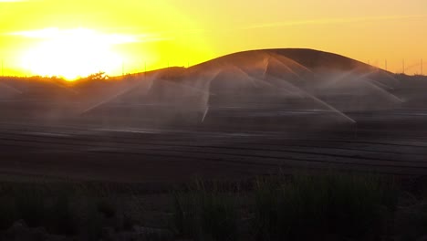 Sprinkler-Bewässern-Ein-Trockenes-Feld-In-Kalifornien-Während-Einer-Dürre
