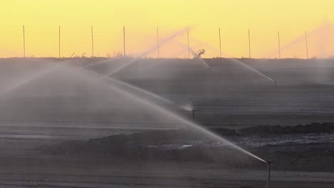 Sprinkler-Bewässern-Ein-Trockenes-Feld-In-Kalifornien-Während-Einer-Dürre-1