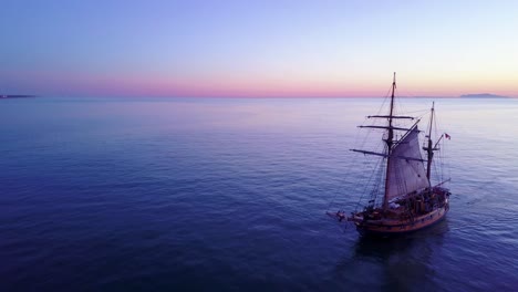 Spektakuläre-Antenne-Eines-Großen-Segelschiffs-Auf-Dem-Offenen-Meer-Bei-Sonnenuntergang-4