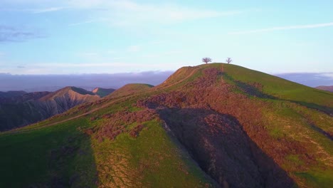 Eine-Schöne-Luftaufnahme-über-Den-Südkalifornischen-Bergen-In-Der-Nähe-Von-Ventura-California-1