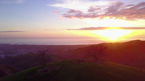 Una-Bonita-Toma-Aérea-Sobre-Las-Montañas-Del-Sur-De-California-Cerca-De-Ventura-California-Al-Atardecer