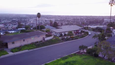 Aufsteigende-Luftaufnahme-Zeigt-Eine-Südkalifornische-Nachbarschaft-In-Ventura-Kalifornien