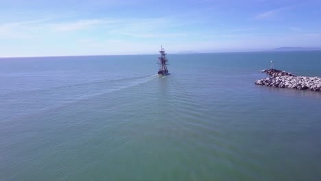 Una-Antena-Sigue-A-Un-Velero-Que-Sale-De-Ventura-Harbor,-California