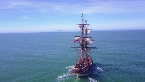 Spektakuläre-Luftaufnahmen,-Die-Einem-Großen-Segelschiff-Auf-Dem-Offenen-Meer-Am-Tag-6-Folgen-Day