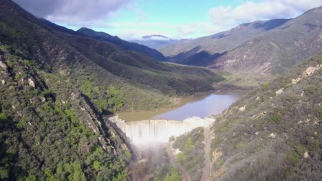 Schöne-Luftaufnahme-über-Einem-Hohen-Wasserfall-Oder-Damm-In-Voller-Flut-In-Der-Nähe-Von-Ojai-Kalifornien-14