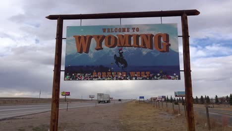 Ein-Schild-Begrüßt-Reisende-Im-Bundesstaat-Wyoming-1
