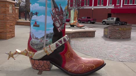 Große-Cowboystiefel-Sind-Ein-Wahrzeichen-Der-Straßen-Von-Cheyenne-Wyoming