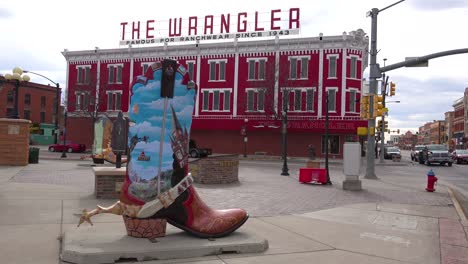 Große-Cowboystiefel-Sind-Ein-Wahrzeichen-Der-Straßen-Von-Cheyenne-Wyoming-1