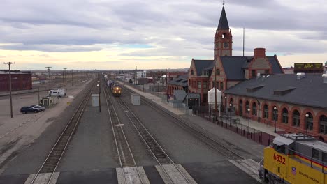 Un-Tren-De-Carga-Se-Mueve-Por-El-Centro-De-Cheyenne,-Wyoming.