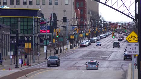 Establecimiento-De-Tiro-De-La-Calle-Principal-Y-El-Tráfico-De-Flint-Michigan.