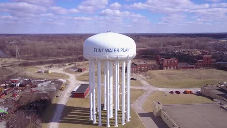 Antena-Sobre-Los-Tanques-De-Agua-De-Flint-Michigan-Durante-La-Infame-Crisis-Del-Agua-De-Flint-2