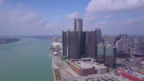 Vista-Aérea-shot-of-downtown-Detroit-with-GM-tower-and-Detroit-Río