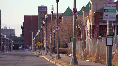 Antiguas-Casas-Abandonadas-Y-Aceras-Vacías-En-Una-Sección-Del-Gueto-Del-Centro-De-Detroit,-Michigan