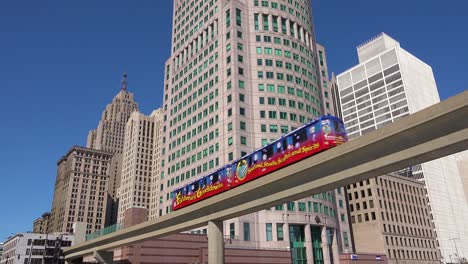 Schöne-Aufnahme-Mit-Blick-Auf-Den-S-Bahn-Zug-In-Der-Innenstadt-Von-Detroit-Michigan-2