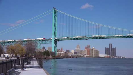 Die-Detroit-River-Ambassador-Bridge-Und-Der-GM-Turm-In-Der-Nähe-Der-Innenstadt-Von-Detroit-Michigan