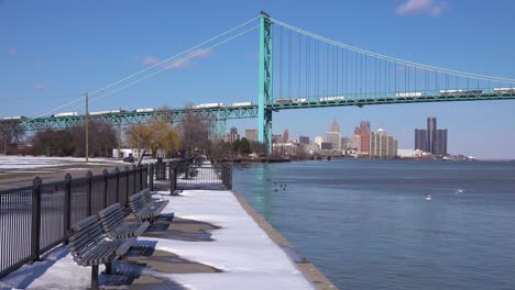 Die-Detroit-River-Ambassador-Bridge-Und-Der-Gm-Tower-In-Der-Nähe-Der-Innenstadt-Von-Detroit-Michigan-2