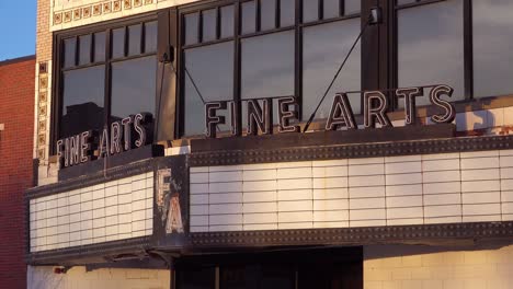 Un-Marqués-De-Cine-Vacío-En-El-Teatro-De-Bellas-Artes-Cerrado-En-Detroit.