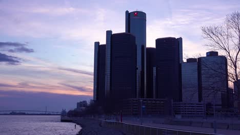 Der-Gm-turm-In-Der-Dämmerung-Entlang-Des-Detroit-flusses-In-Detroit-Michigan