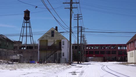 Alte-Verlassene-Häuser-Und-Verlassene-Fabriken-In-Einem-Ghetto-Abschnitt-Der-Innenstadt-Von-Detroit-Michigan-2