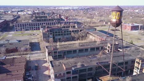 Erstaunliche-Antenne-über-Der-Zerstörten-Und-Verlassenen-Packard-Automobilfabrik-In-Der-Nähe-Von-Detroit-Michigan-1