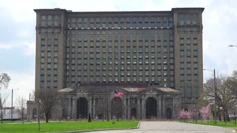 Exterior-of-the-abandoned-central-train-station-in-Detroit-Michigan