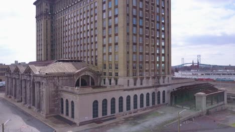 Rising-aerial-of-the-exterior-of-the-abandoned-central-train-station-in-Detroit-Michigan