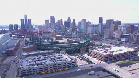 Toma-Aérea-Sobre-La-Ciudad-De-Detroit-Con-Ford-Field-Y-La-Torre-GM-En-El-Fondo