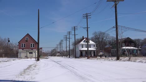 Eine-Verschneite-Straße-In-Einem-Ghetto-Abschnitt-Der-Innenstadt-Von-Detroit-Michigan
