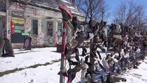 Artículos-Abandonados,-Incluidos-Zapatos-En-La-Nieve-En-Una-Sección-Del-Gueto-Del-Centro-De-Detroit,-Michigan