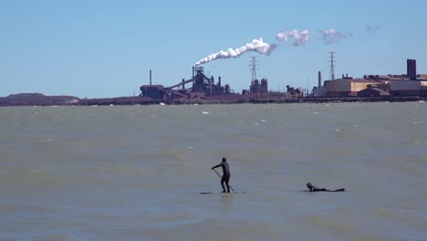 Surfer-Trotzen-Einem-Stark-Verschmutzten-Industriegebiet-Am-Michigansee-In-Der-Nähe-Von-Gary-Indiana