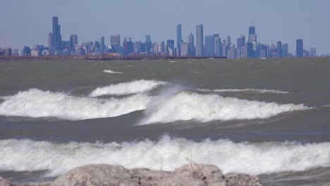 Die-Skyline-Von-Chicago-Illinois-über-Einem-Turbulenten-See-Michigan