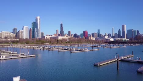 Eine-Antenne-über-Einem-Hafen-Mit-Dem-Skyline-Hintergrund-Von-Chicago-Illinoisill