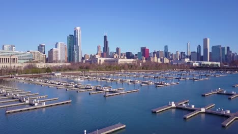 Eine-Aufsteigende-Antenne-über-Einem-Hafen-Mit-Der-Skyline-Von-Chicago-Illinois
