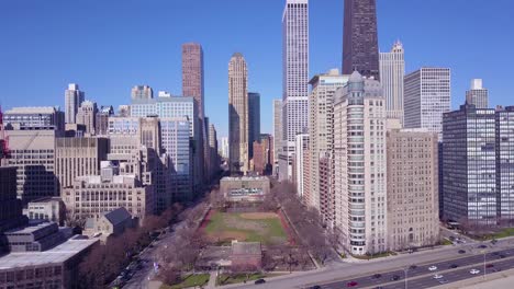 Aufsteigende-Antenne-Entlang-Des-Lakeshore-Drive-Zeigt-Die-Skyline-Von-Downtown-Chicago-Chic