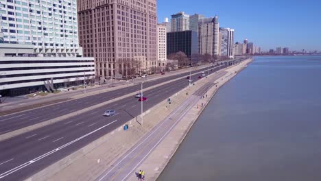 Aufsteigende-Antenne-Entlang-Des-Lakeshore-Drive-Zeigt-Die-Skyline-Von-Downtown-Chicago-1