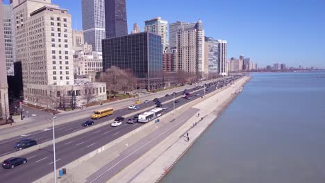 Schöne-Antenne-Entlang-Der-Seeuferfahrt-Zeigt-Die-Skyline-Von-Downtown-Chicago