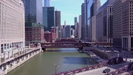 Eine-Antenne-über-Dem-Chicago-River-In-Der-Innenstadt-Von-Chicago