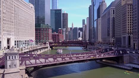Eine-Antenne-über-Dem-Chicago-River-Und-Riverboats-In-Der-Innenstadt-Von-Chicago