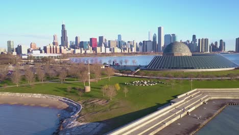 Una-Antena-Del-Planetario-Adler-Con-El-Horizonte-De-Chicago-Al-Fondo