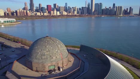 Eine-Antenne-Des-Adler-Planetariums-Mit-Der-Skyline-Von-Chicago-Im-Hintergrund-2