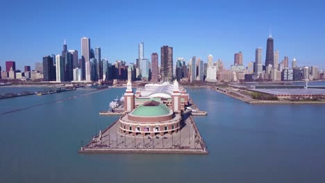 Eine-Schöne-Luftaufnahme-Tagsüber-Um-Den-Marinepier-In-Chicago-Mit-Dem-Hintergrund-Der-Stadtskyline