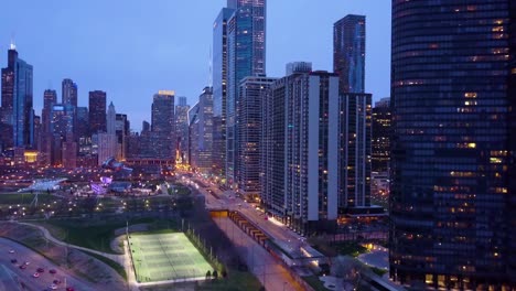Schöne-Luftaufnahmen-Von-Chicago-Illinois-Innenstadt-Bei-Nacht