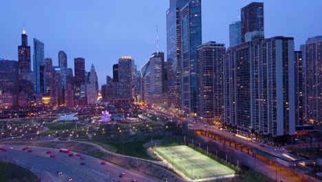 Beautiful-vista-aérea-shots-of-Chicago-Illinois-downtown-city-at-night-1