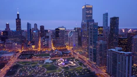 Schöne-Luftaufnahmen-Von-Chicago-Illinois-Innenstadt-Bei-Nacht-3